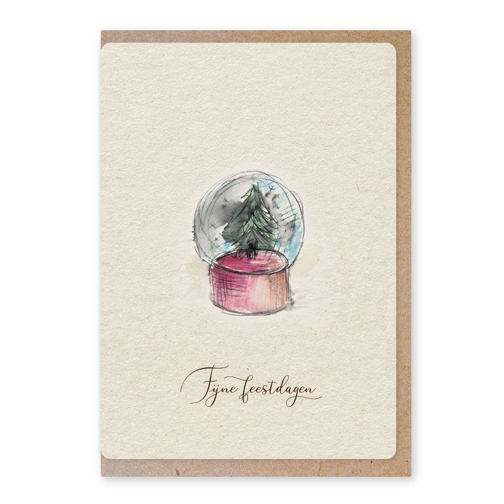 Een mooie duurzame enkele kaart met een tafereel van een sneeuwbol in aquarel voor een Kerstgroet of een Nieuwjaarswens. De illustraties zijn gemaakt in onze grafische studio. Gedrukt op Paperwise Naturel, boomvrij papier van landbouwrestafval. 