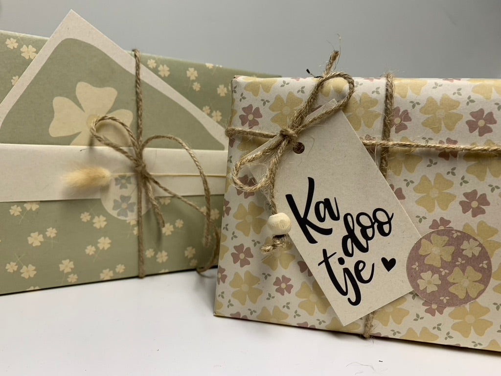 Cadeautje, ingepakt in duurzaam inpakpapier gemaakt van landbouwrestafval | bloemen