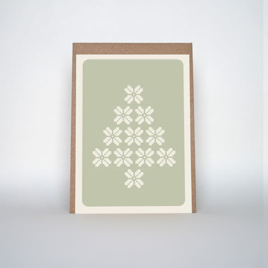 Een mooie duurzame enkele kaart met een kerstboom voor een Kerstgroet of een Nieuwjaarswens. De illustraties zijn gemaakt in onze grafische studio. Gedrukt op Paperwise Naturel, boomvrij papier van landbouwrestafval.