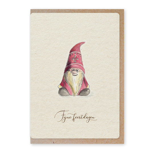 Een mooie duurzame enkele kaart met een tafereel van een tomte / kerstkabouter in aquarel voor een Kerstgroet of een Nieuwjaarswens. De illustraties zijn gemaakt in onze grafische studio. Gedrukt op Paperwise Naturel, boomvrij papier van landbouwrestafval.&nbsp;