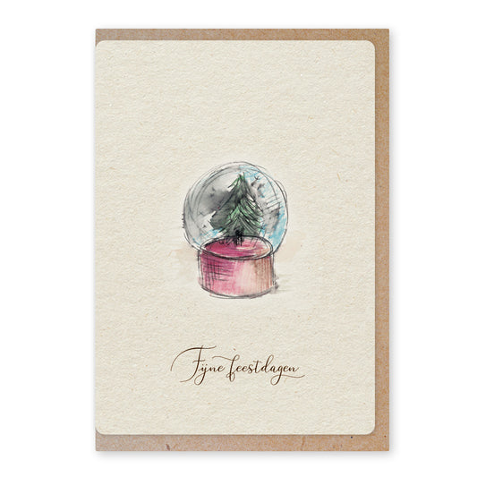 Een mooie duurzame enkele kaart met een tafereel van een sneeuwbol in aquarel voor een Kerstgroet of een Nieuwjaarswens. De illustraties zijn gemaakt in onze grafische studio. Gedrukt op Paperwise Naturel, boomvrij papier van landbouwrestafval.&nbsp;